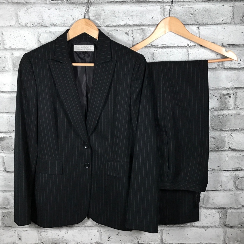 Arthur S. Levine Tahari 2 Pc Blazer and pants Suit. -  Mint Condition